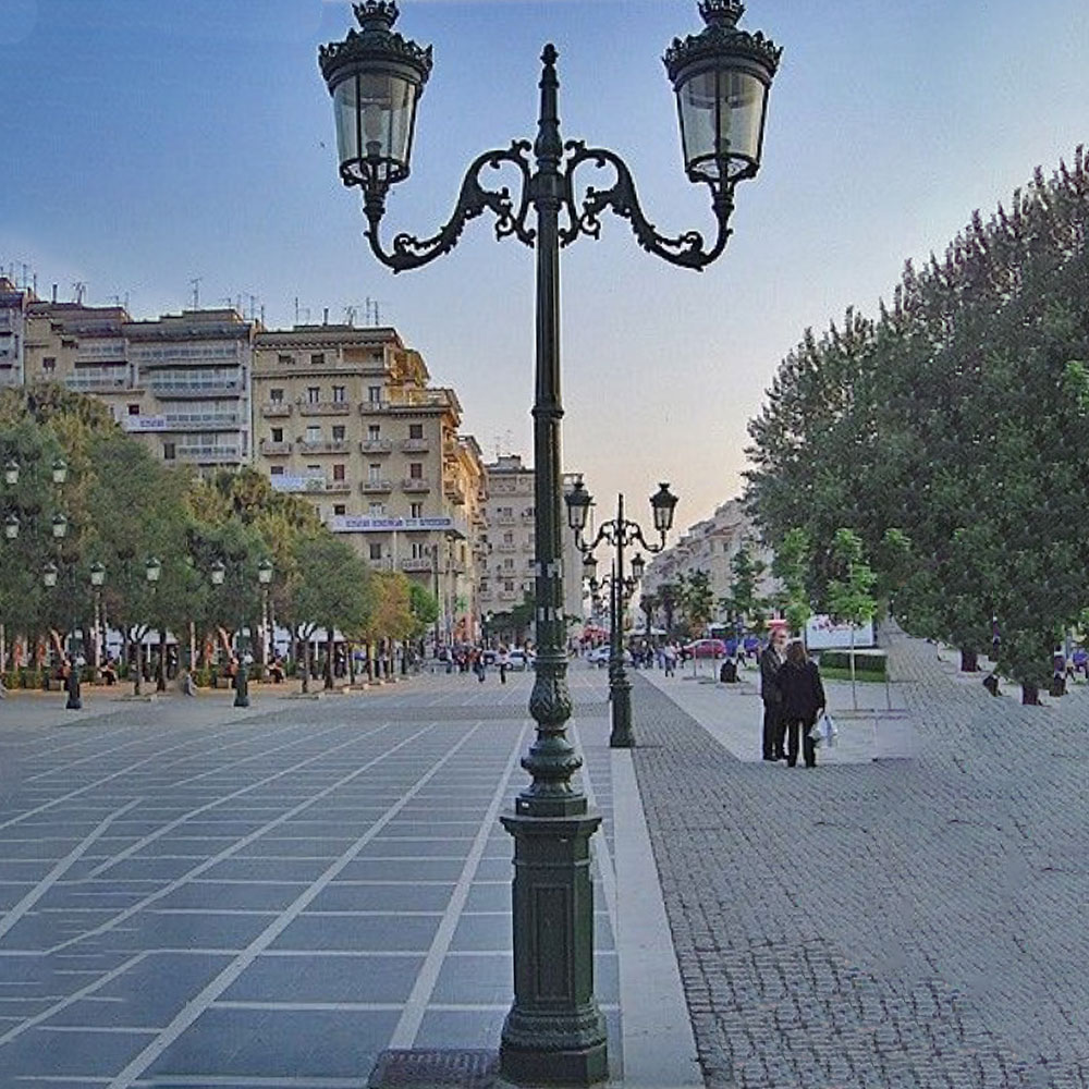 Ornamentreiche Kandelaber Leuchte aus Gusseisen - Vigdis