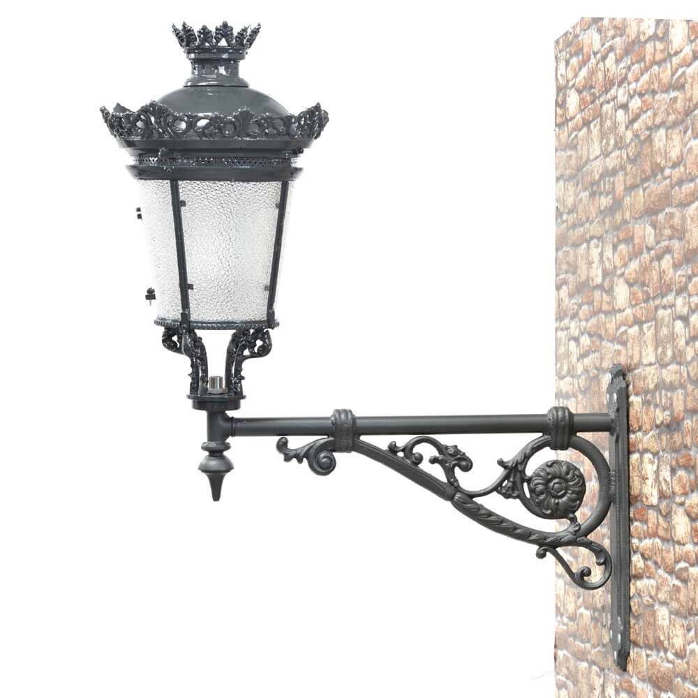 Lanterne murale noire de style antique fixée à un mur de pierre, parfaite pour l'éclairage de jardin