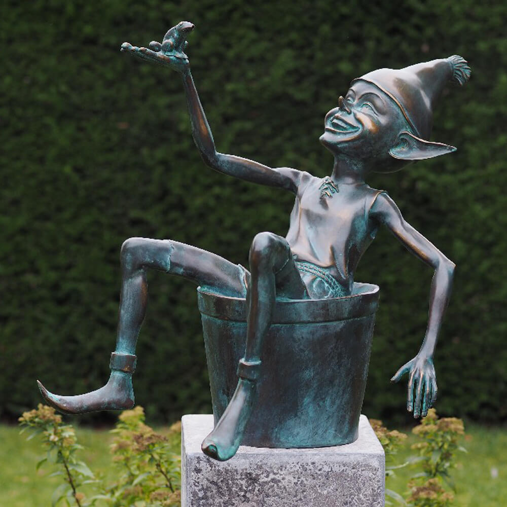 Bronze Wichtel mit Zipfelmütze sitzt in Eimer - Fibu