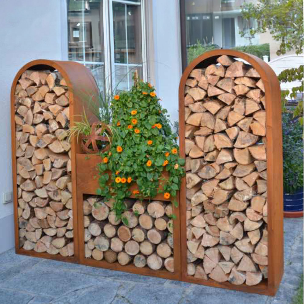Impilamento di legna da giardino moderno con fioriera integrata con piante verdi e fiori arancioni