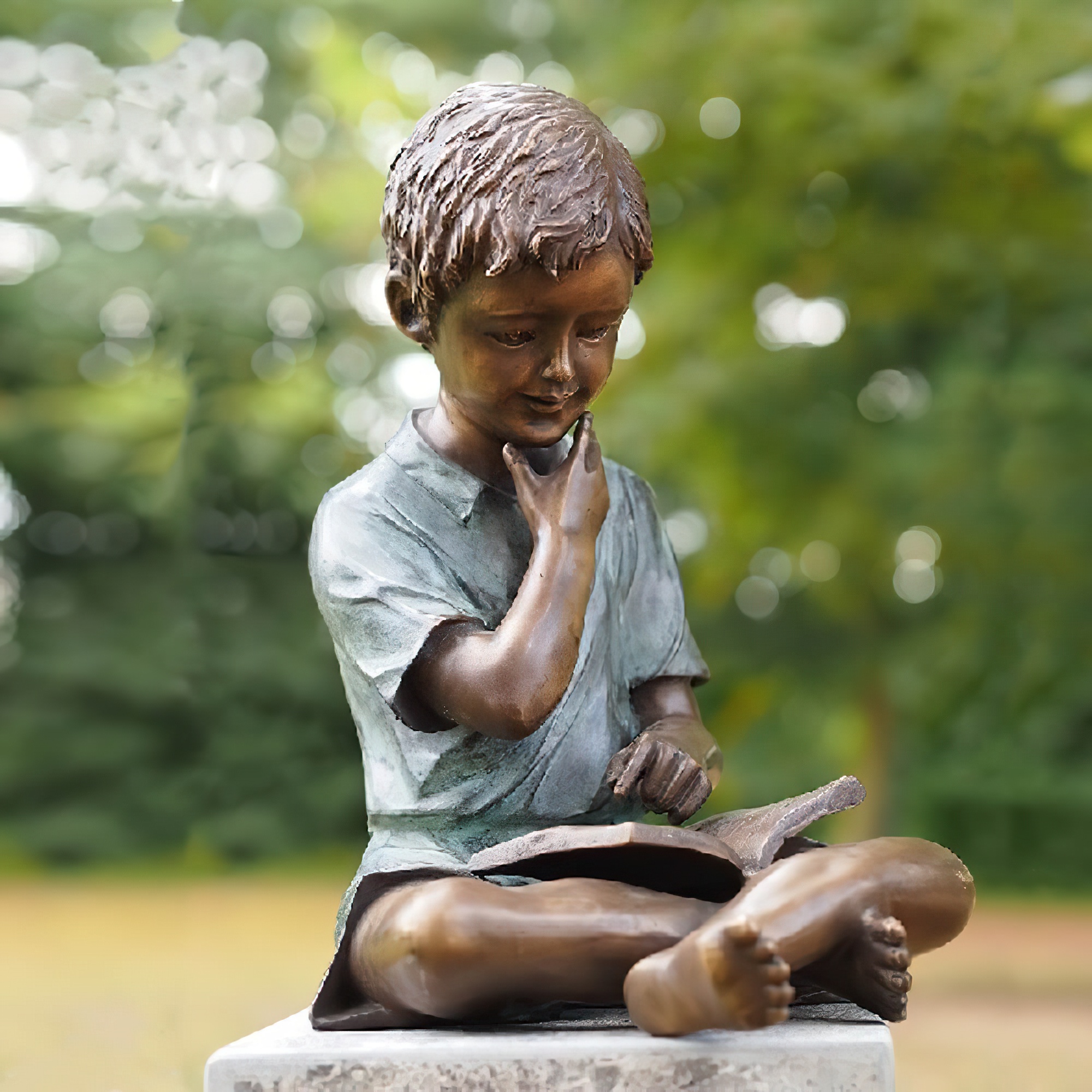 Bronzestatue eines sitzenden Kindes mit Buch, perfekte Gartendekoration