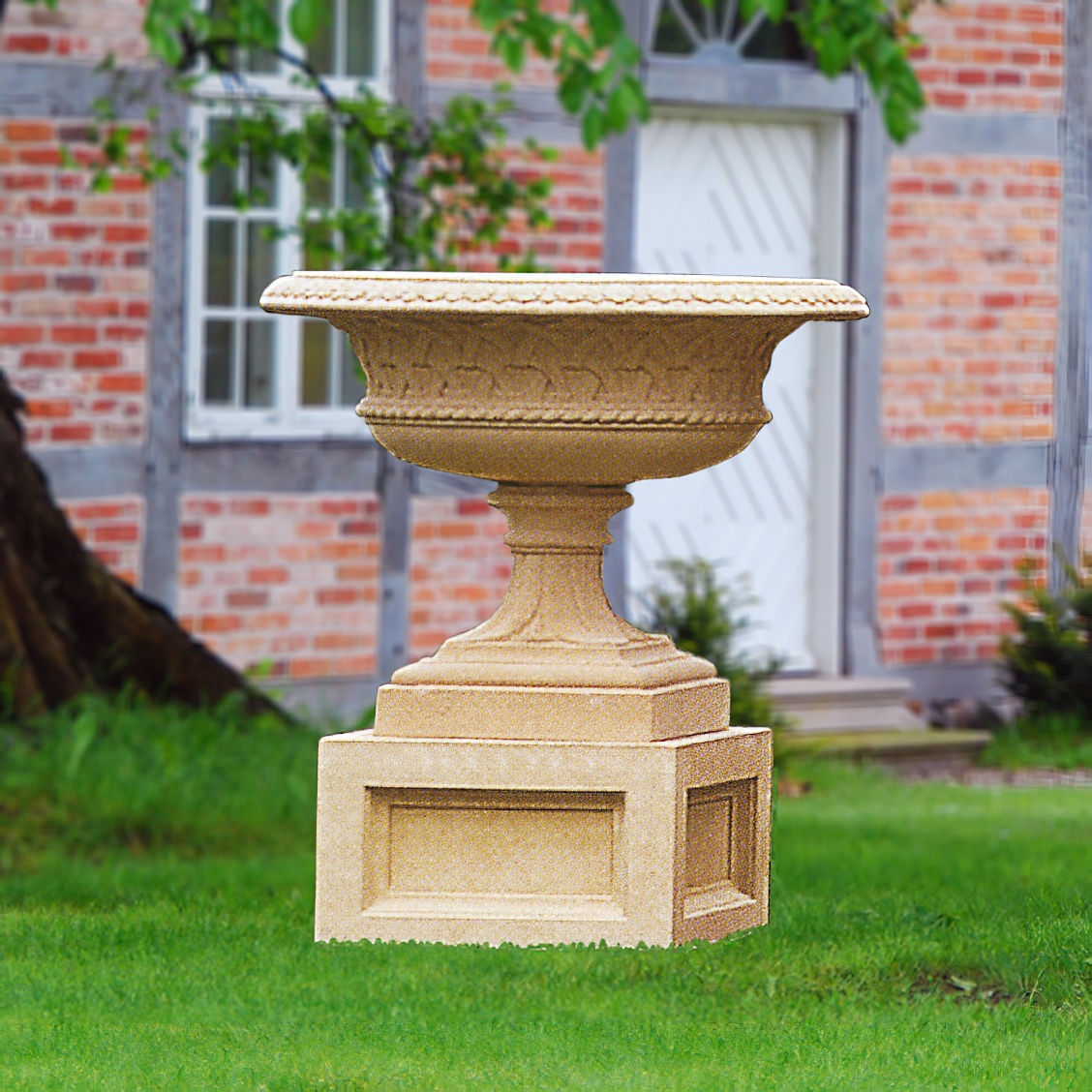 Große dekorative Steinvase auf Sockel im Garten vor einem Backsteingebäude