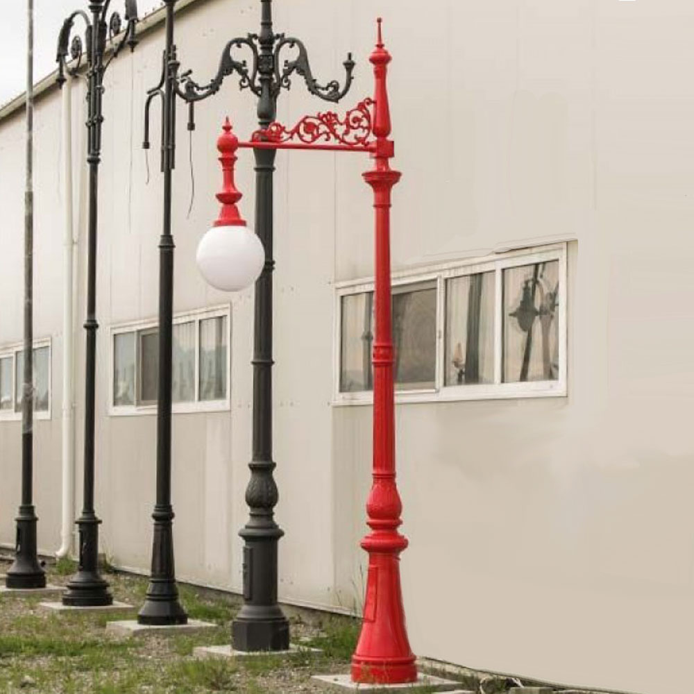 Gusseisen Kandelaber im romantischen Stil mit Kugel-Leuchte - Daina