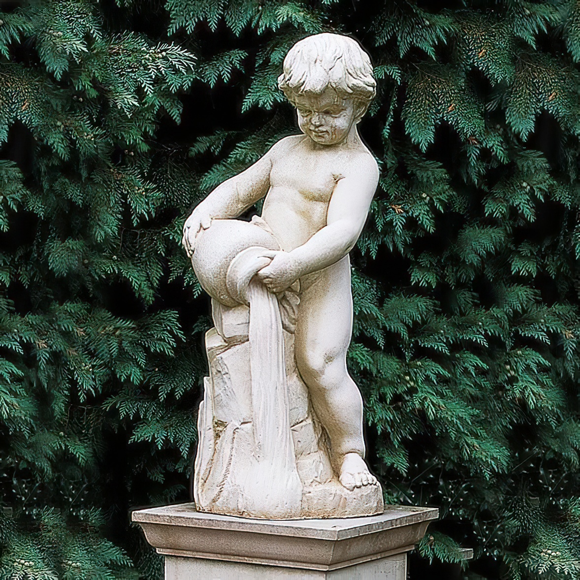 Steinerner Gartenbrunnen mit kindlicher Statue vor immergrünen Pflanzen