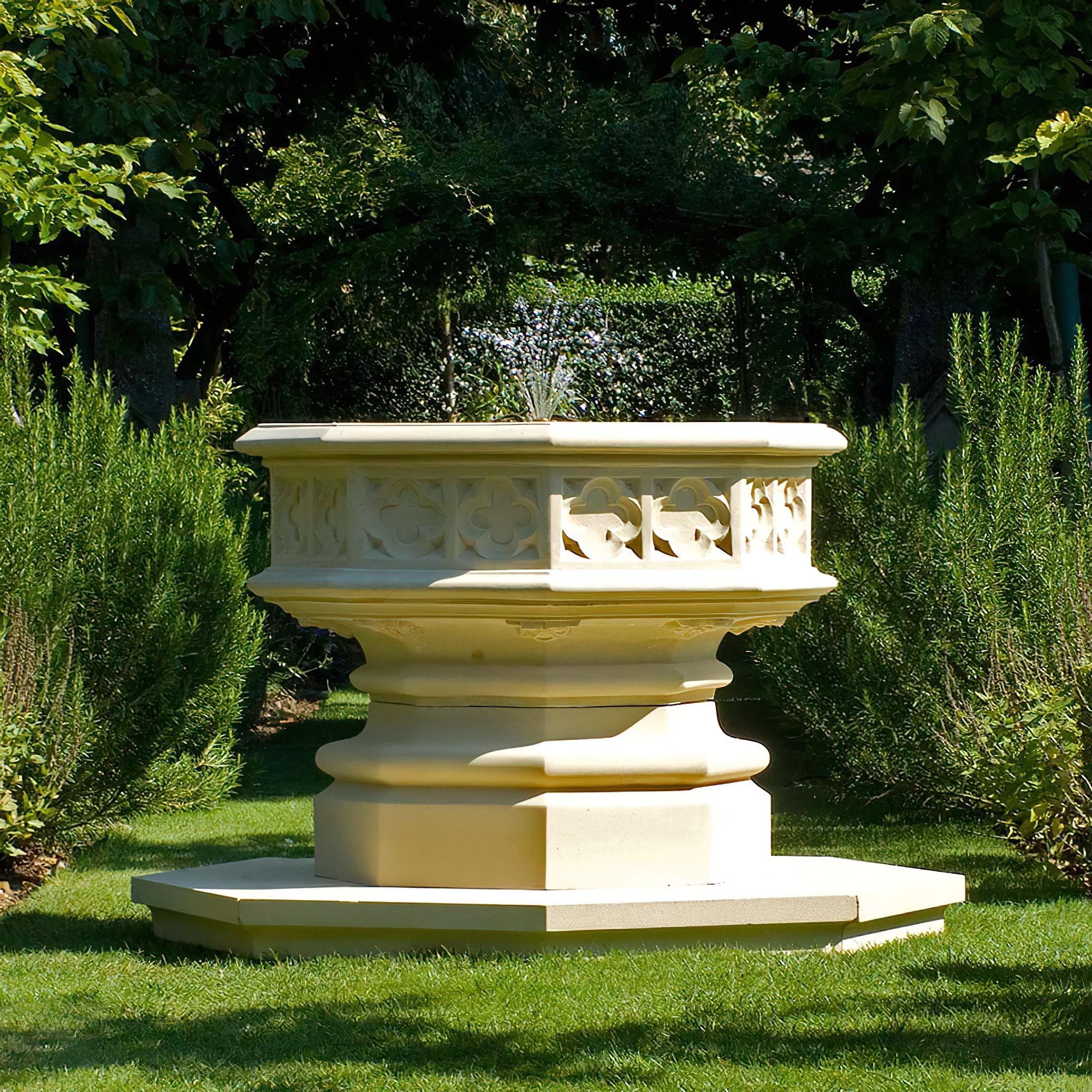 Fontaine en pierre classique dans un jardin verdoyant