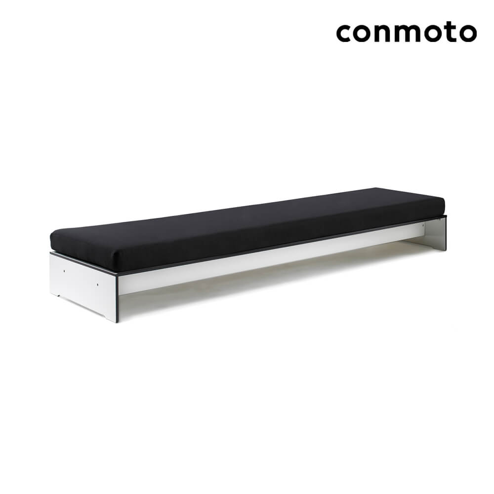 Banc de jardin blanc simple avec coussin noir sur fond blanc
