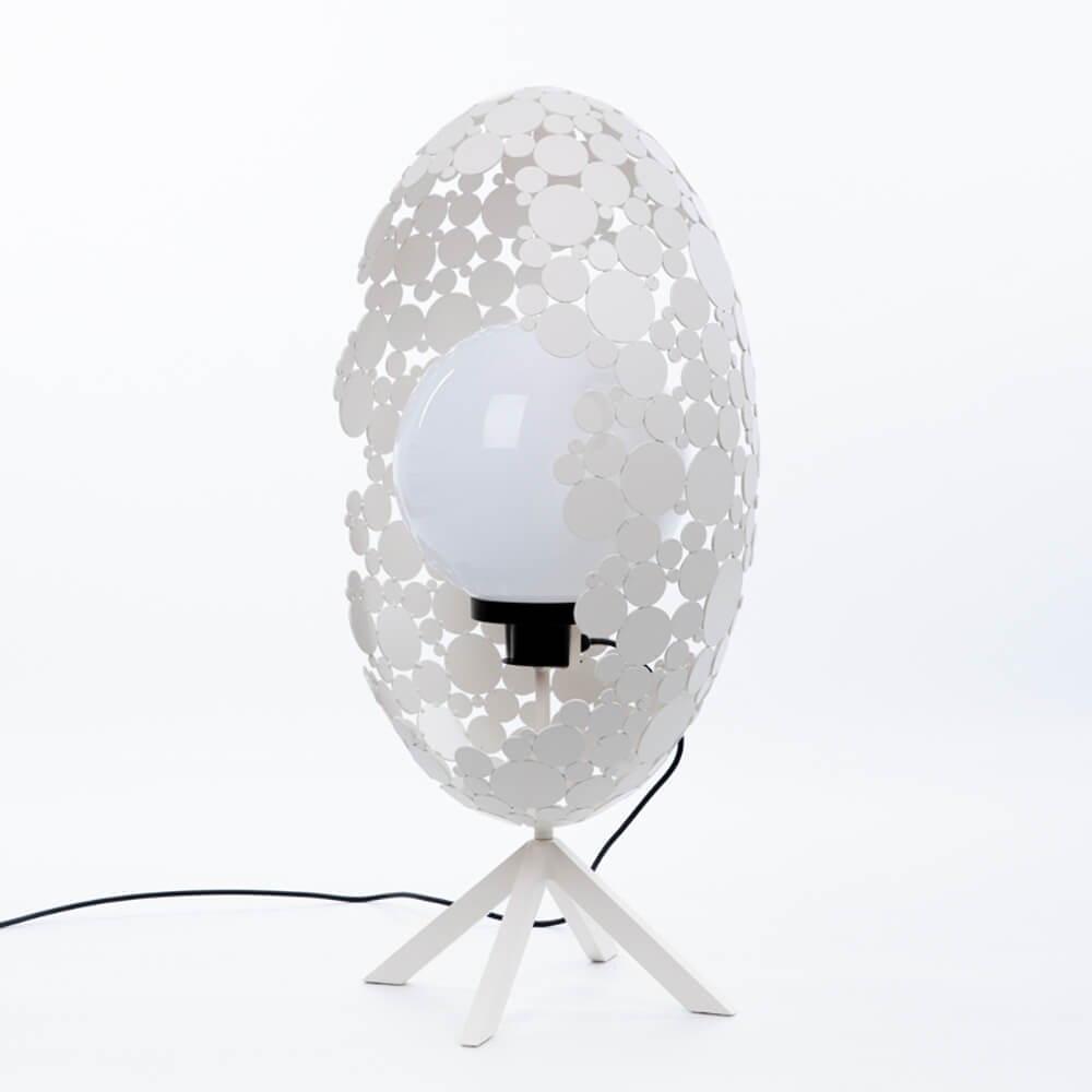 Weiße Tischlampe mit dreibeinigem Ständer und floralem Lampenschirm für Gartenmöbel