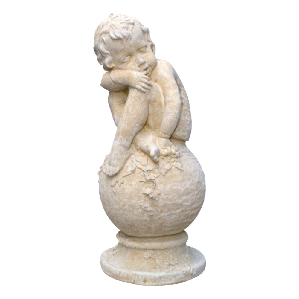 Weisse Gartenfigur eines nachdenklichen Kindes, das auf einer Kugel sitzt