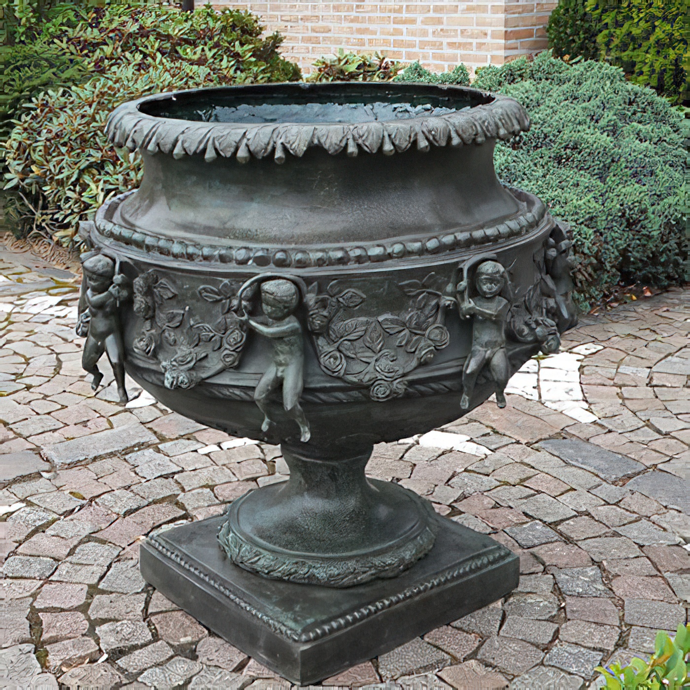 Barocke Bronze Gartenvase mit Engeln - Vicomte