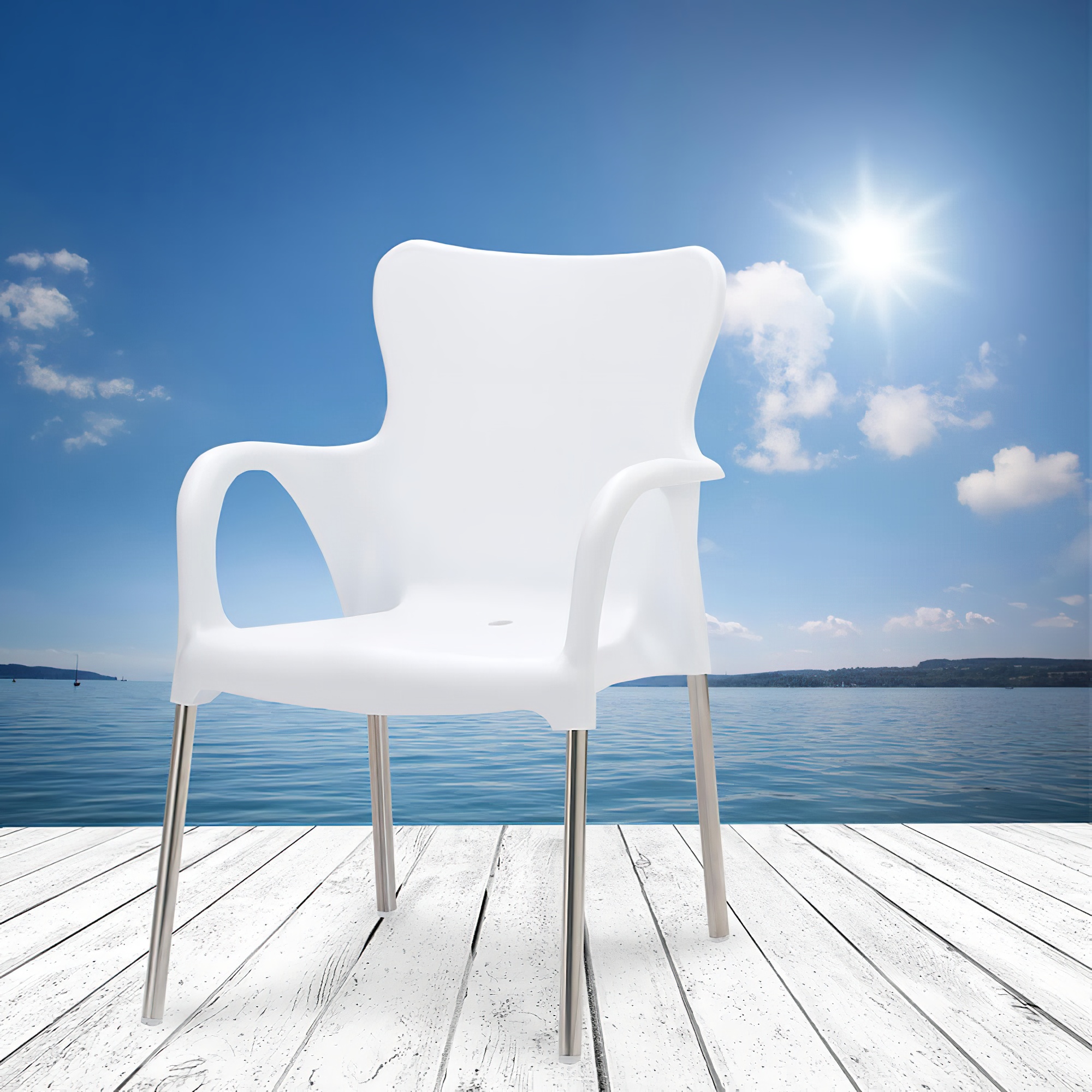 Chaise de jardin blanche avec pieds en métal sur une terrasse en bois avec vue sur un lac et un ciel bleu