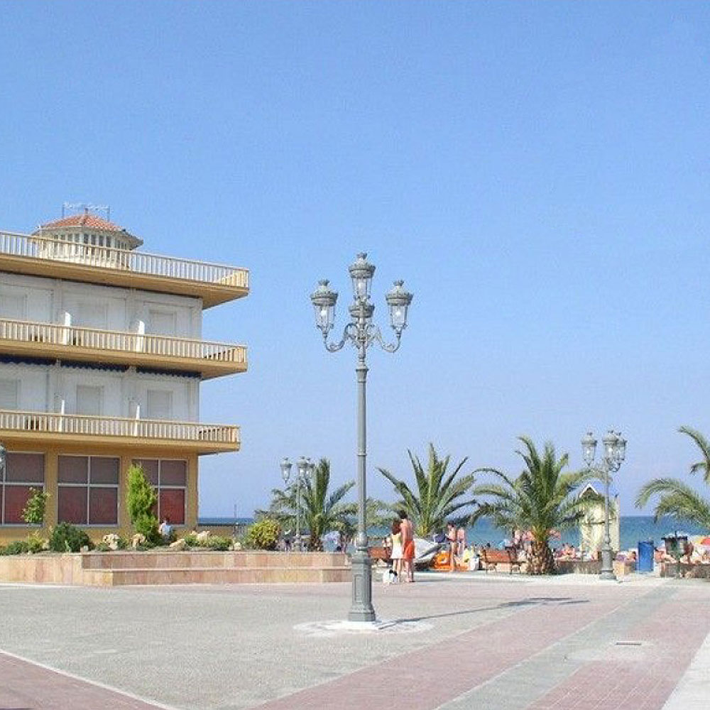 Hoher Retro Kandelaber aus Gusseisen mit Schmuckelementen - Bendik