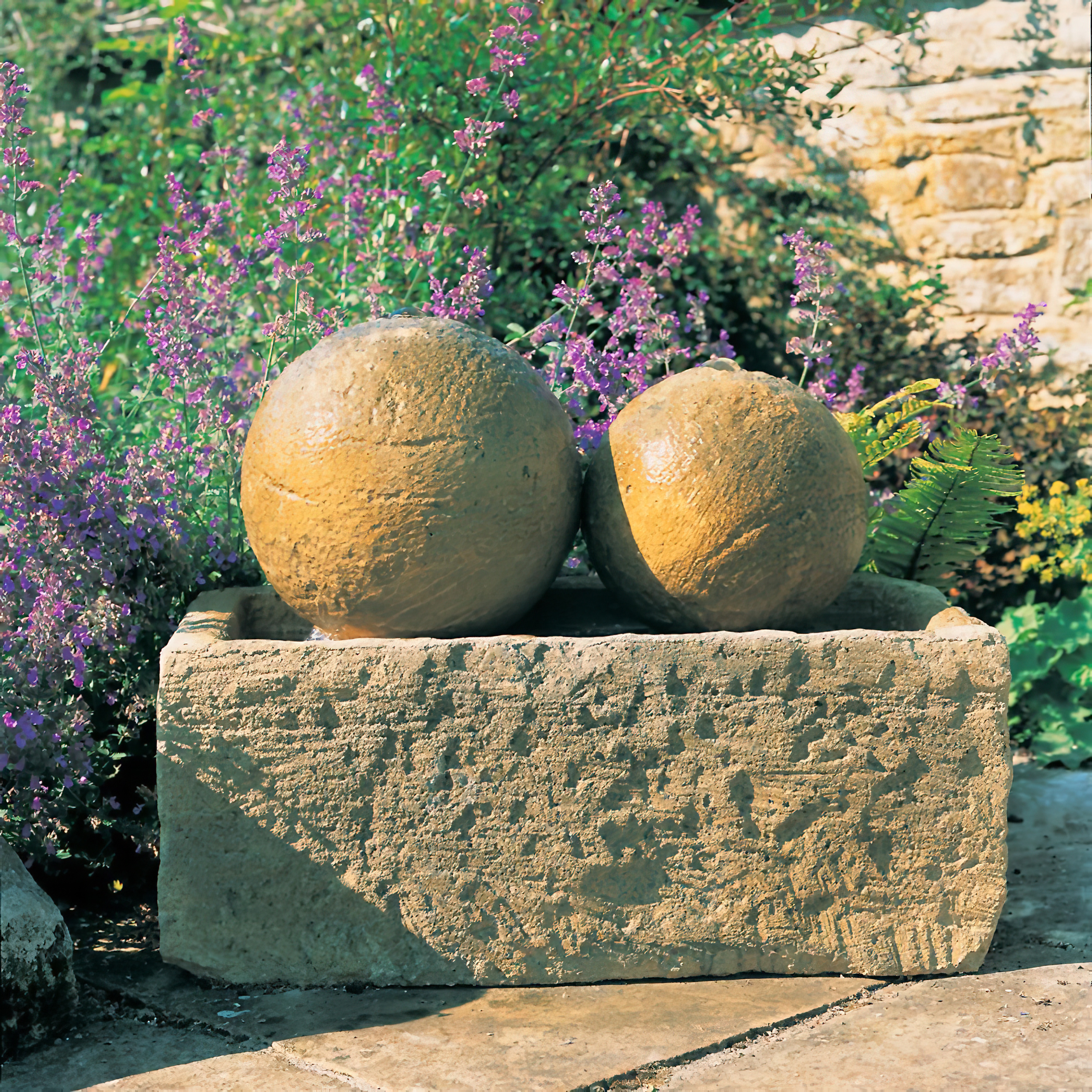 Garten Springbrunnen mit Kugel - Burgund