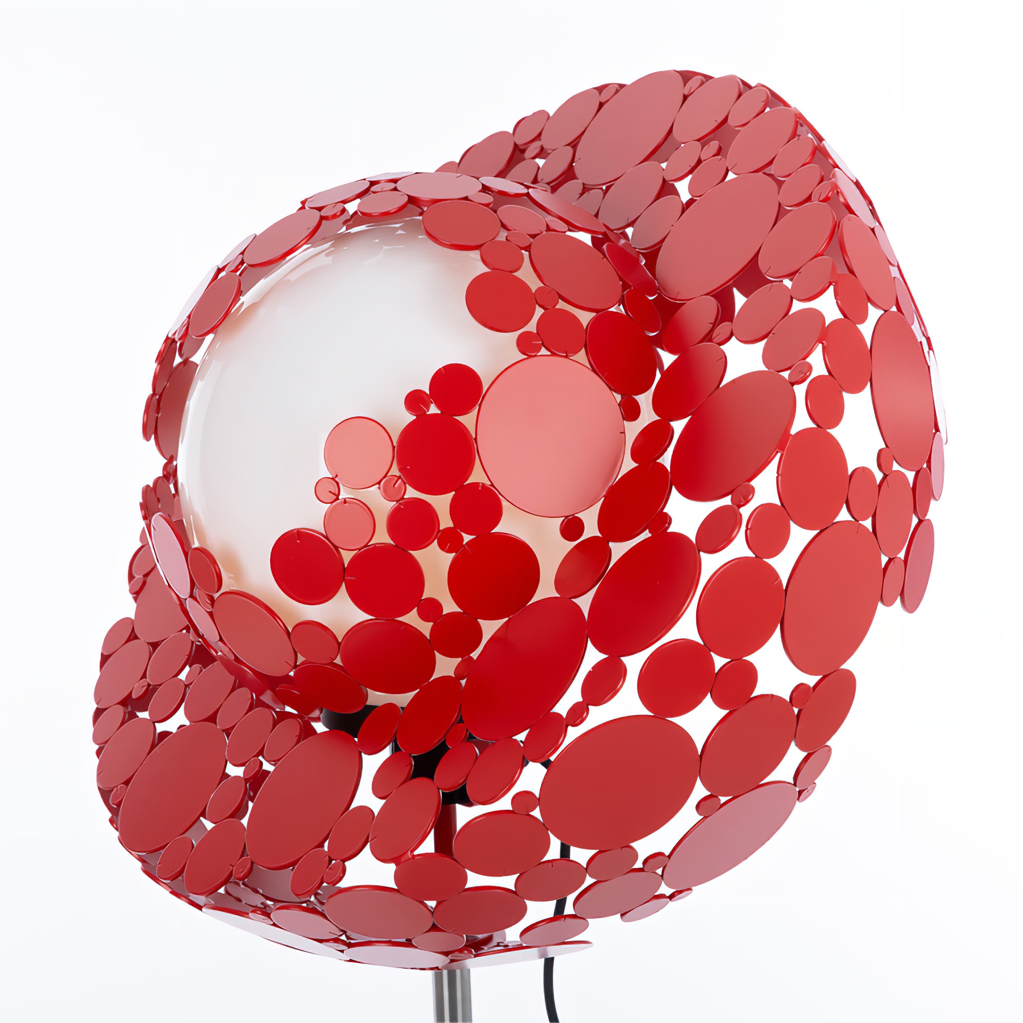 Décoration de jardin sphérique rouge composée de nombreux petits disques métalliques
