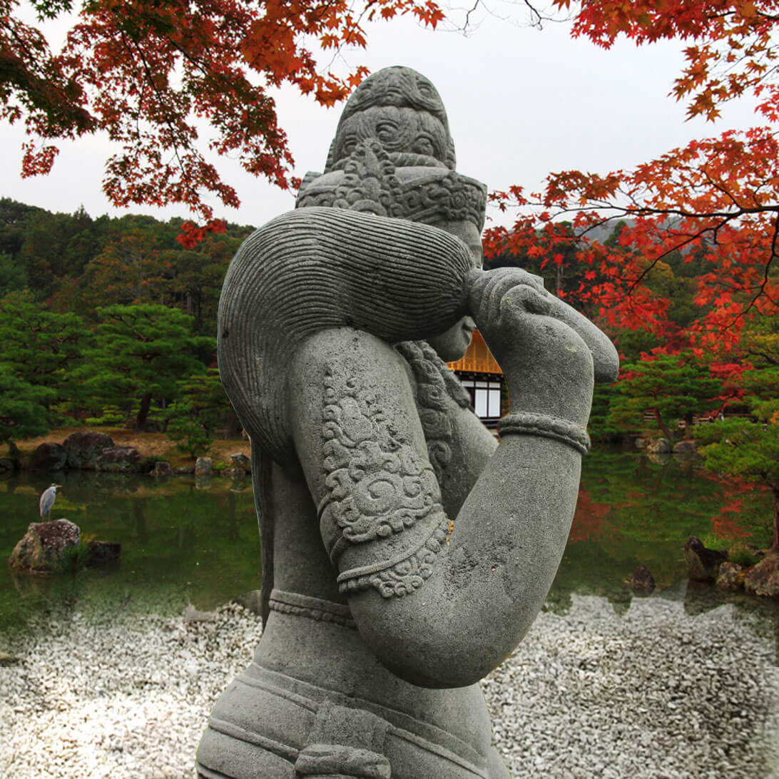 Statue de jardin en pierre détaillée avec des feuilles d'automne en arrière-plan dans un jardin soigné