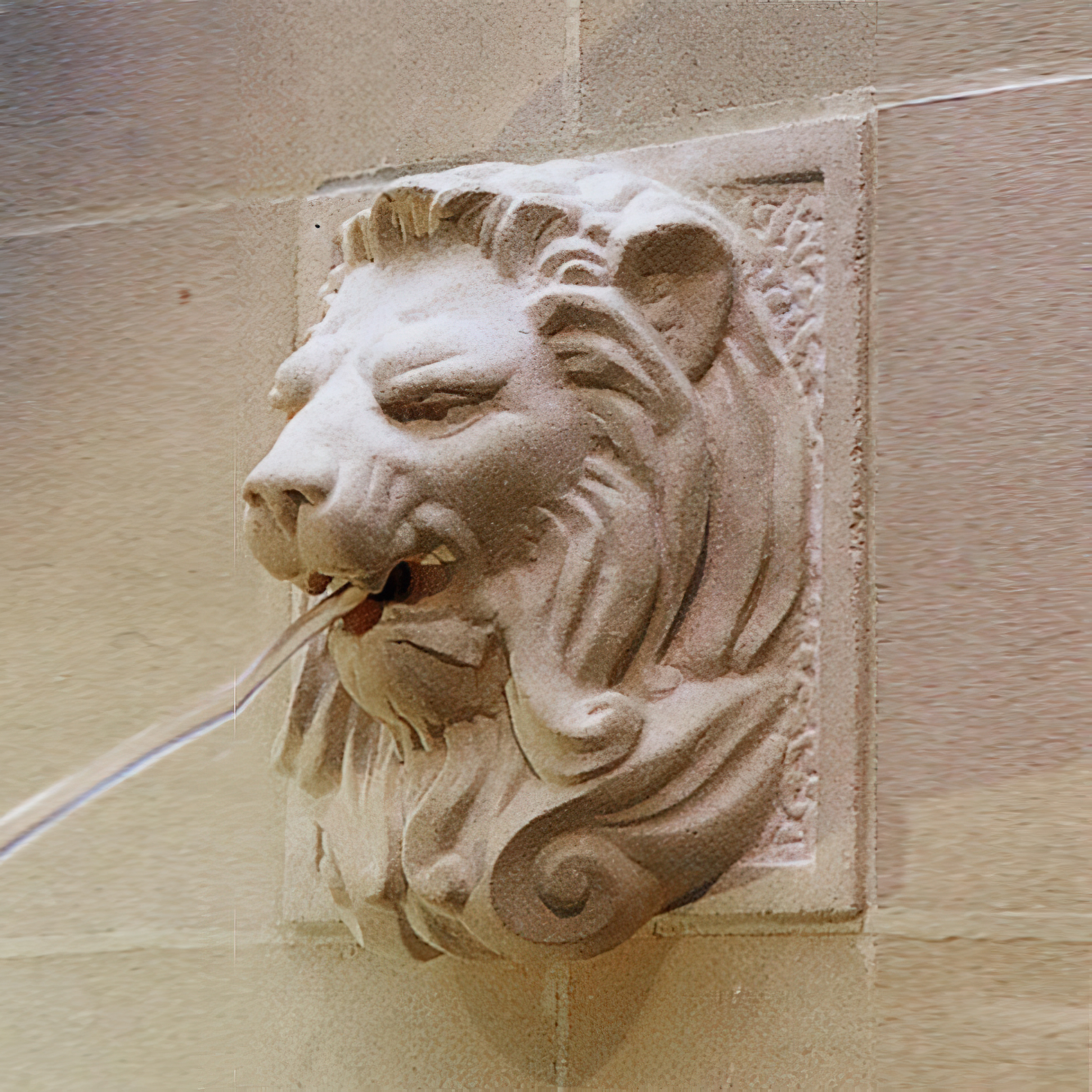 Steinguss Wasserspeier mit Löwe - King Leo / Sand