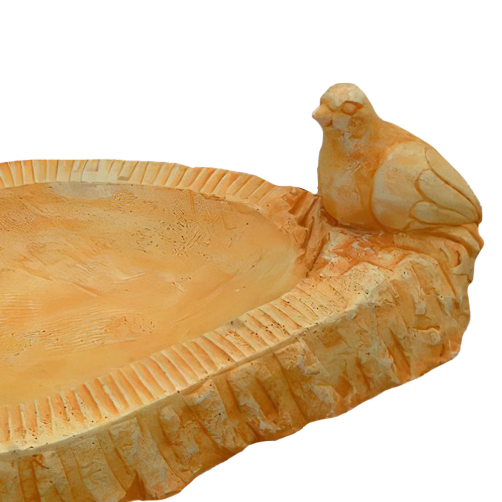 Primo piano di una fontana da giardino in pietra con scultura di uccello, ideale per una decorazione da giardino esclusiva