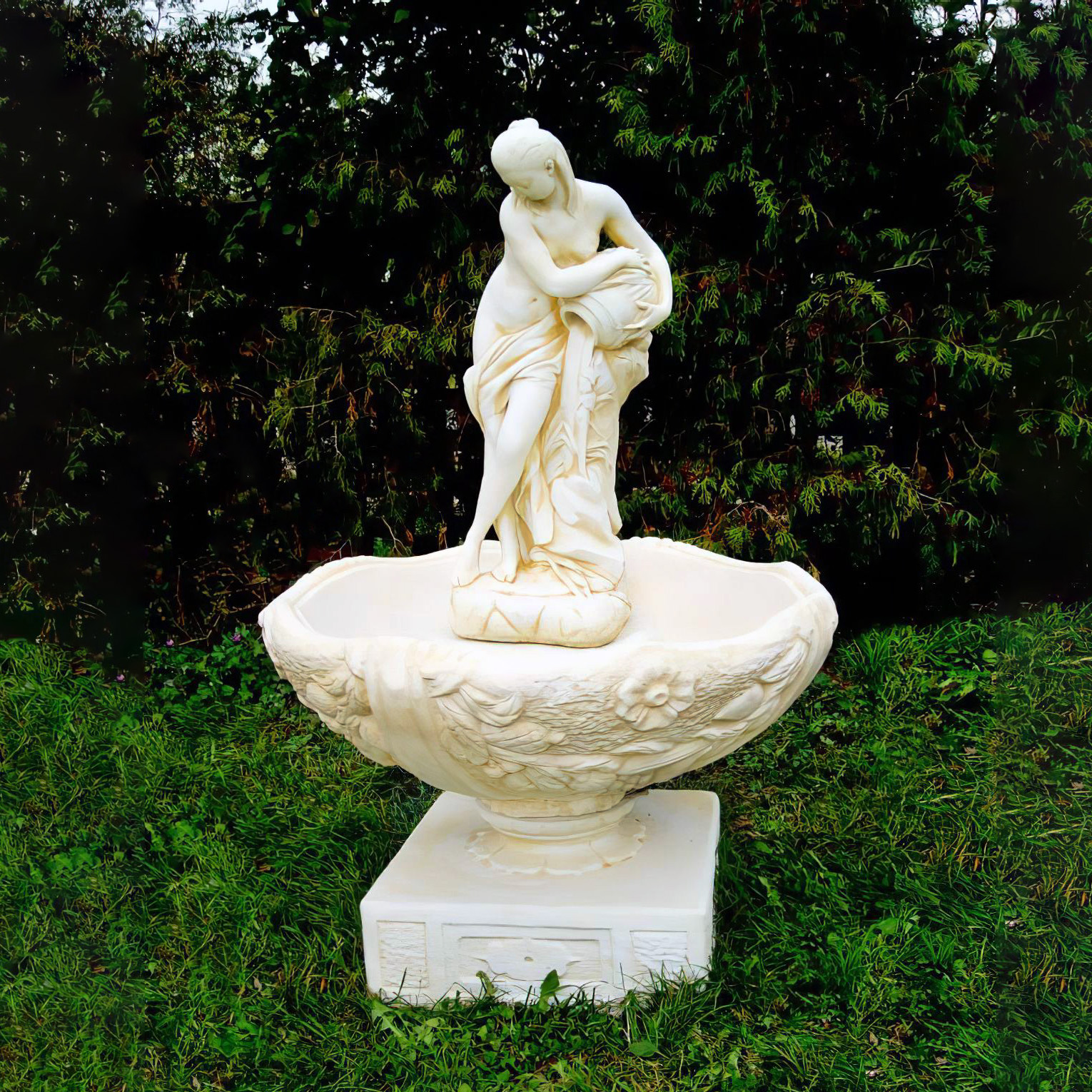 Floraler Garten Springbrunnen mit Frauenskulptur - Cecilia / Etna