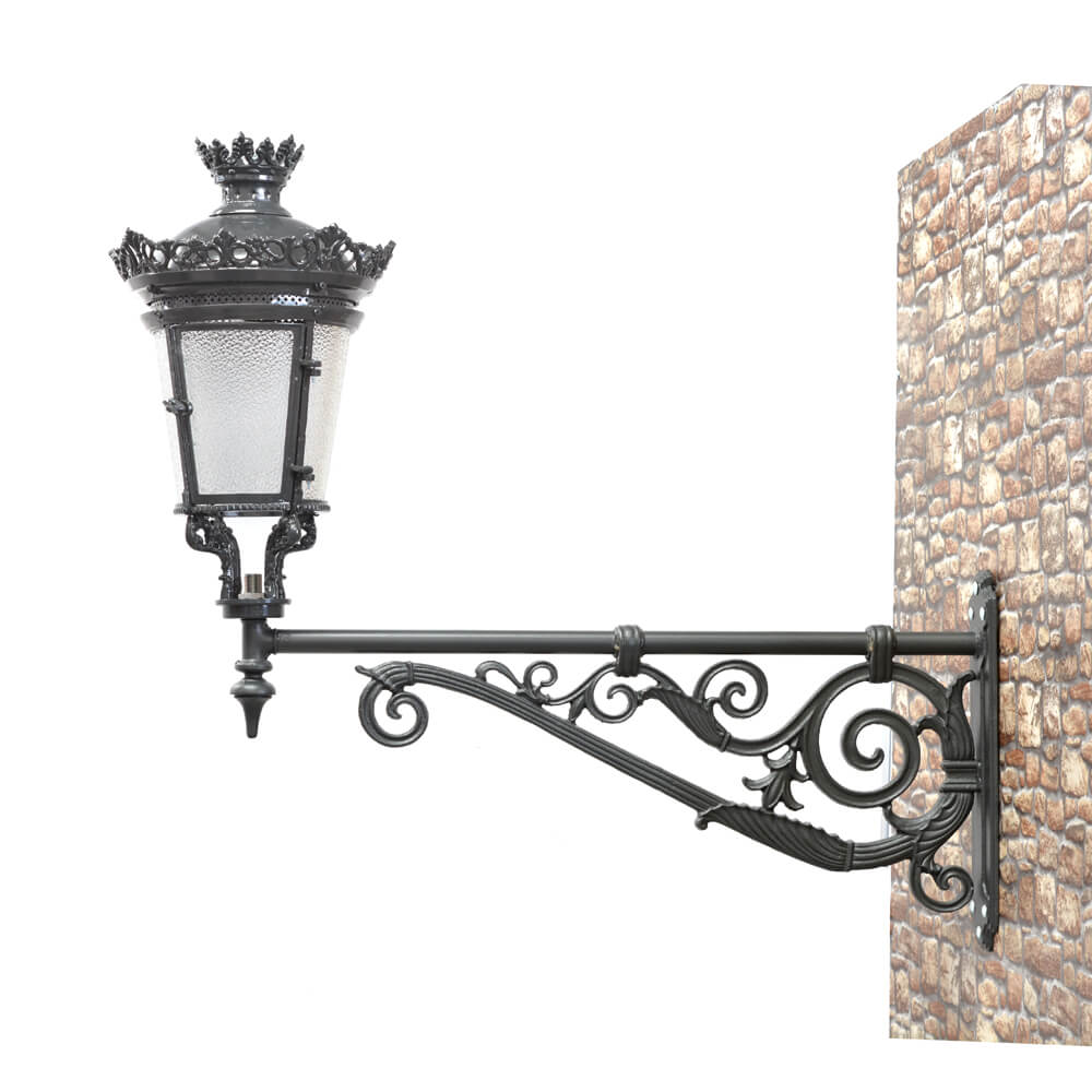 Metall-Wandlaterne mit filigranem Design an Steinwand für Gartenbeleuchtung