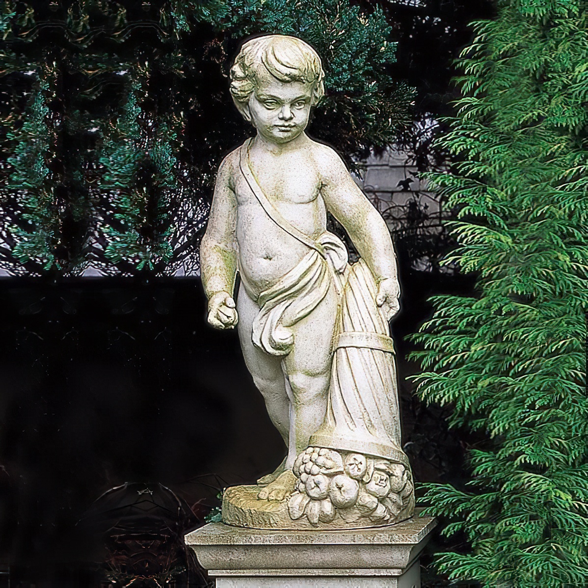 Statue blanche en pierre d'un enfant avec des feuilles d'automne et des fruits dans le jardin