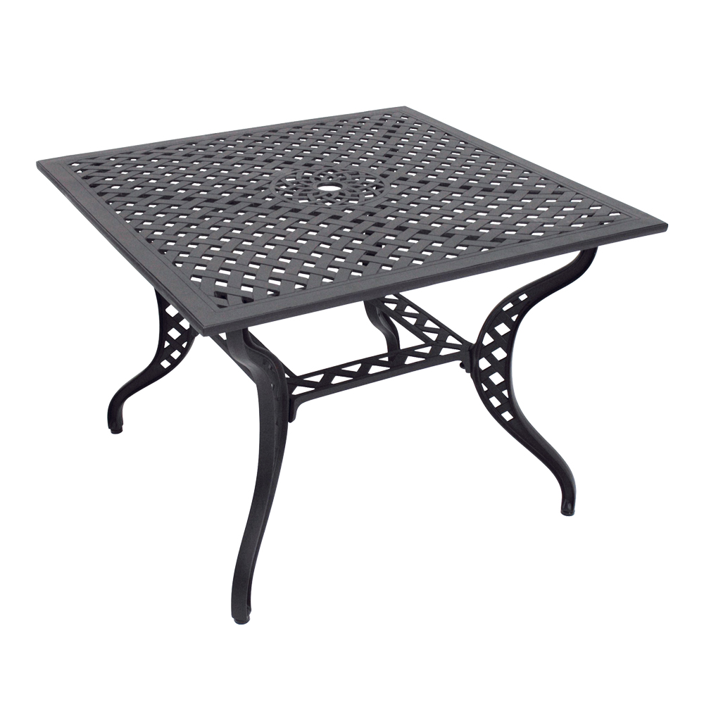 Schwarzer quadratischer Gartentisch aus Metall mit Lochmuster und gebogenen Beinen