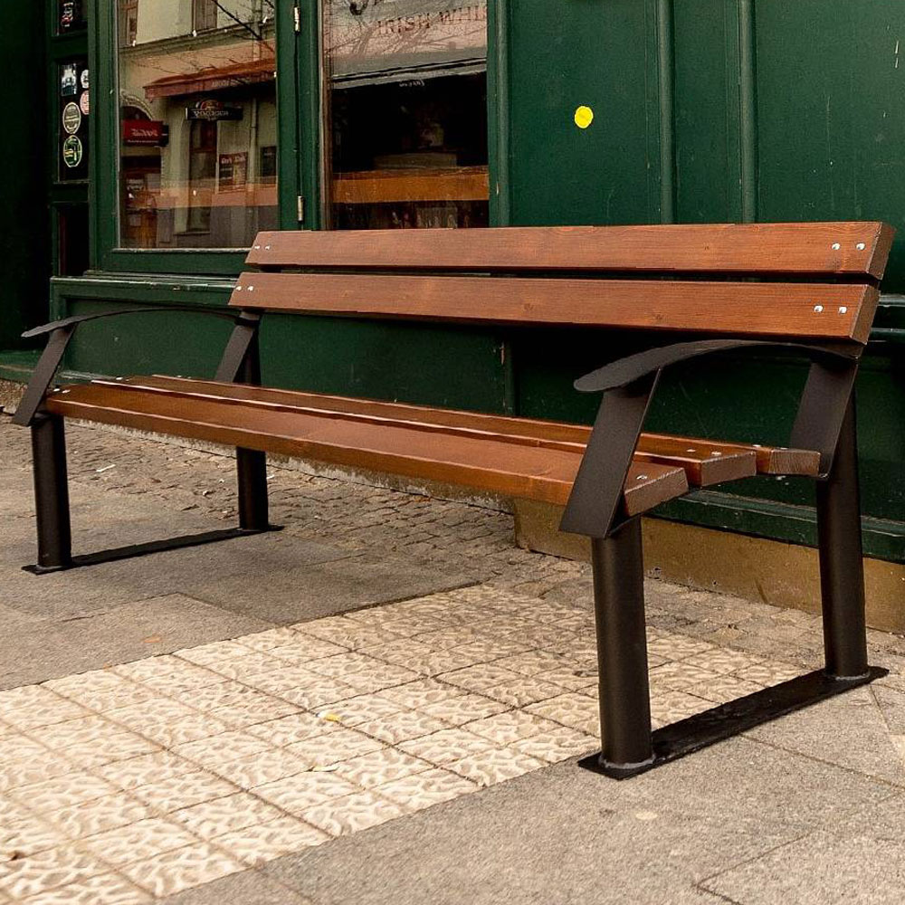 Schlichte Stadtmobiliar Bank aus Metall und Holz - Eindride