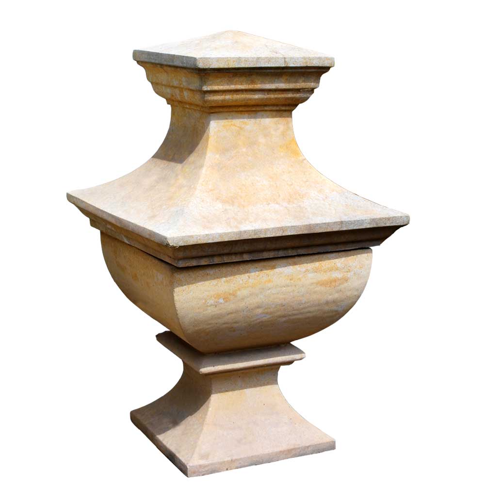 Tête de colonne en pierre beige chaud pour décoration de jardin