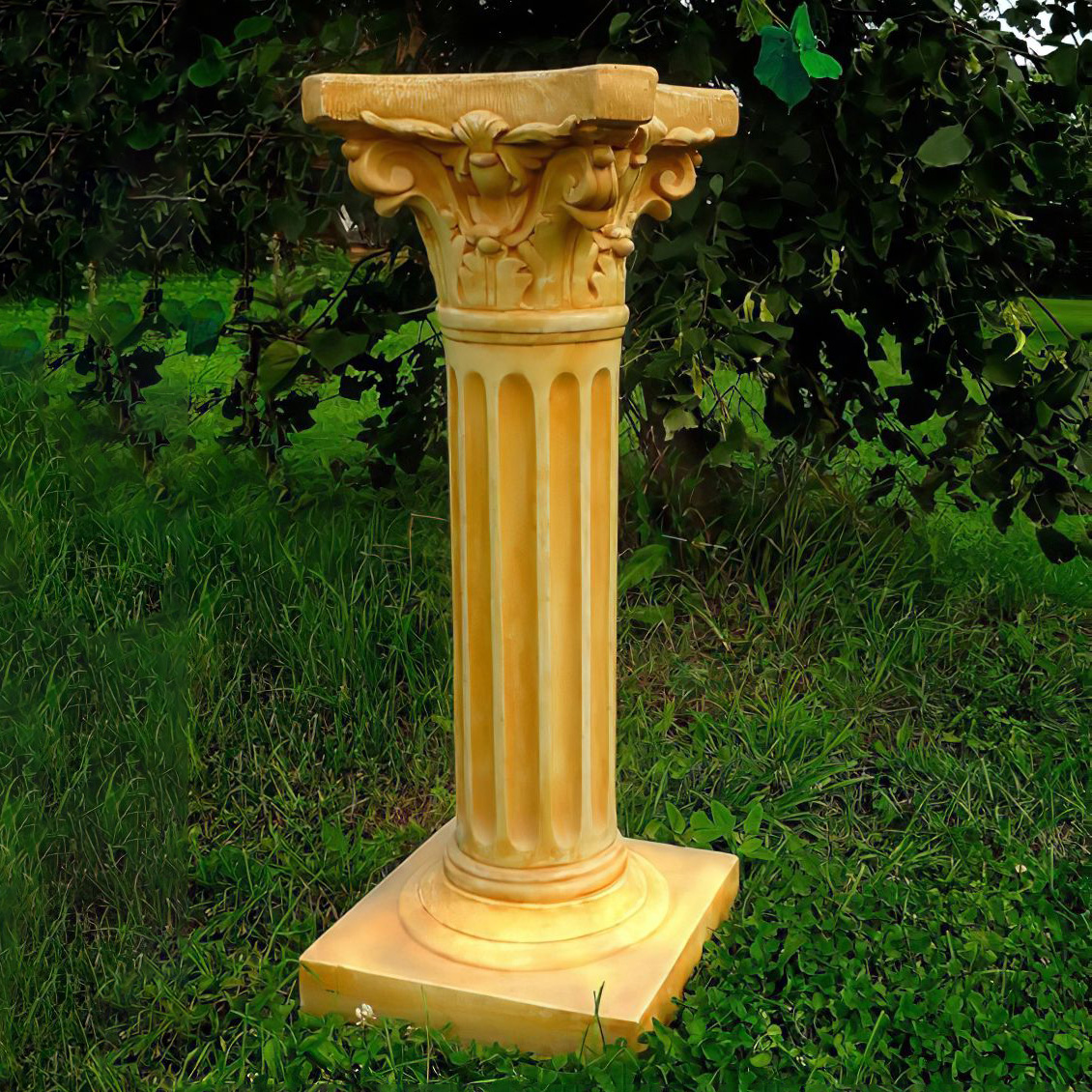 Gelbe Steinsäule in einem grünen Garten, dekoratives Element für den Außenbereich