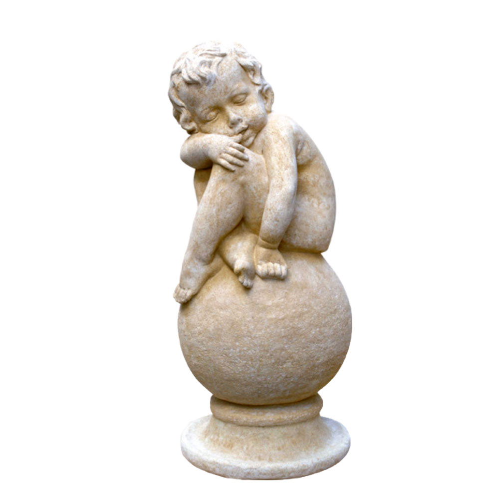 Gartenfigur mit schlafender Putte auf Kugel hockend - Steinguss - Sariel / Portland weiß / ohne Ranken