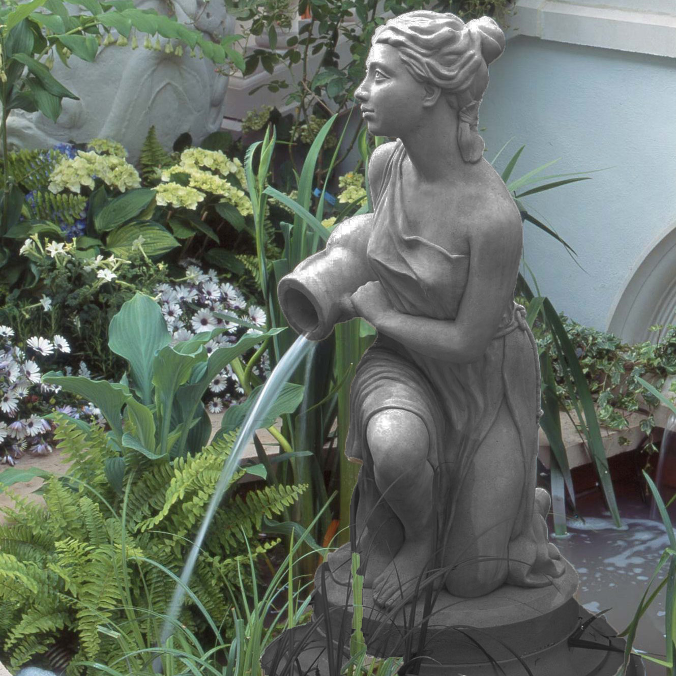 Steinskulptur einer knieenden Frau mit Wasserstrahl in einem Garten