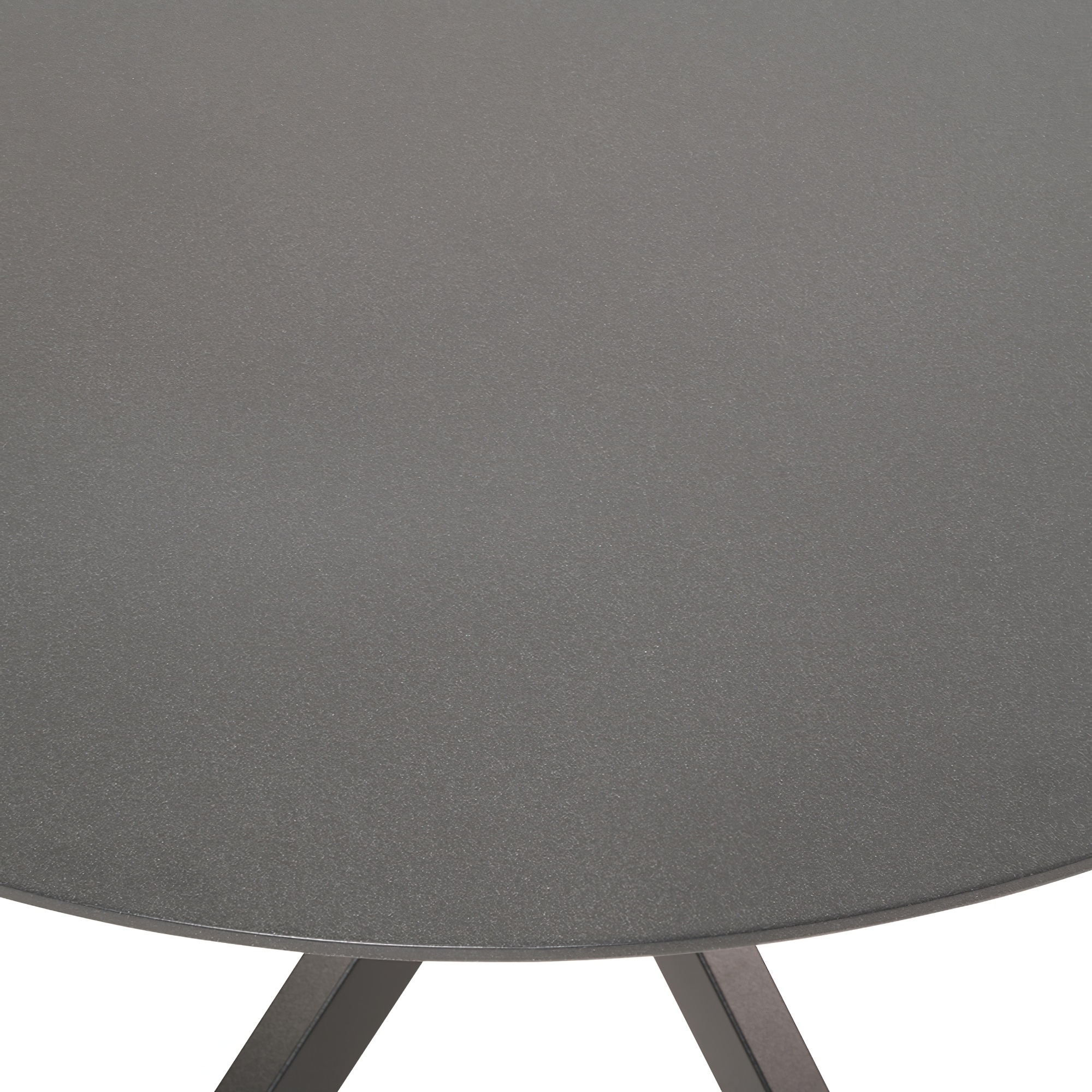 Gros plan sur un plateau de table de jardin gris en métal avec les pieds de la table