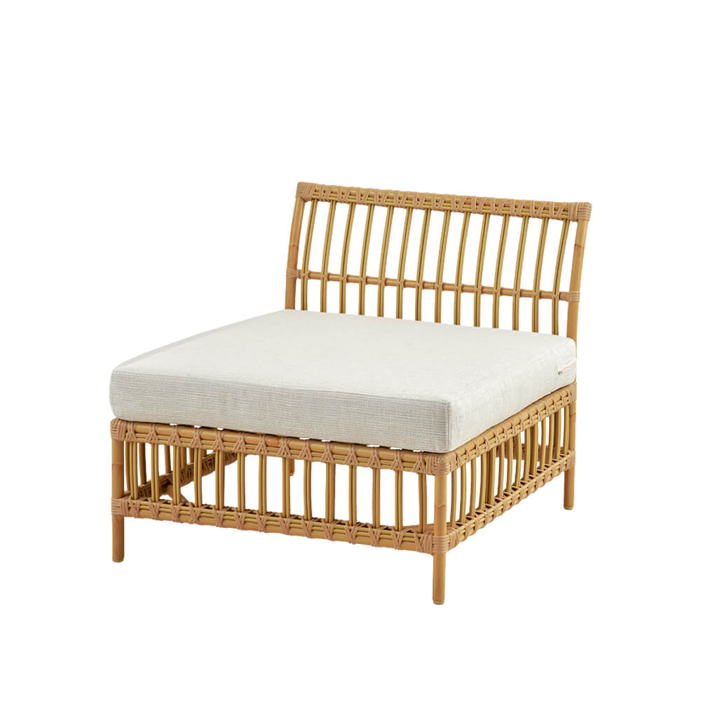 Bequemer Rattansessel mit weißem Polster, ideal für Gartenmöbel