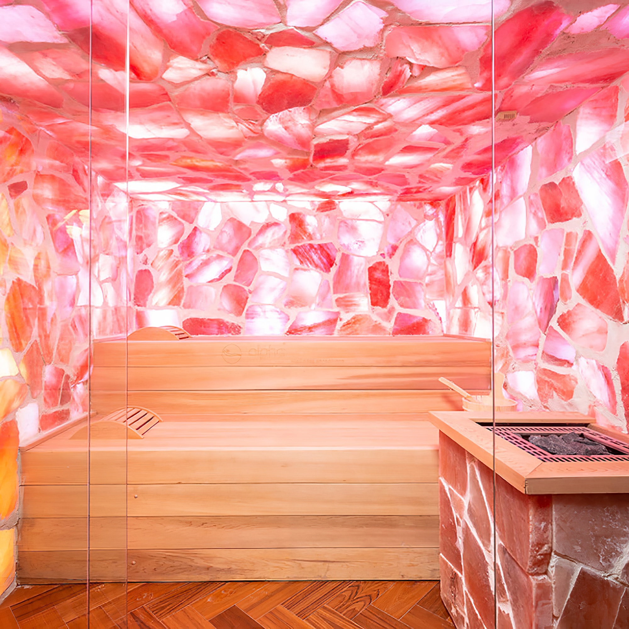 Intérieur d'une sauna de sel avec des pierres de sel roses et des bancs en bois