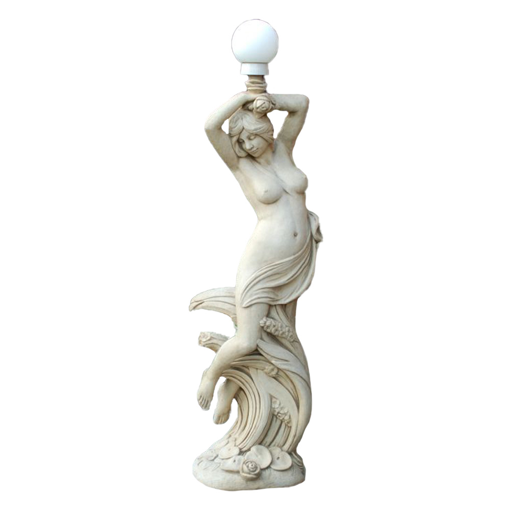 Weisse Statue einer Frau mit Lampe in einem exklusiven Garten