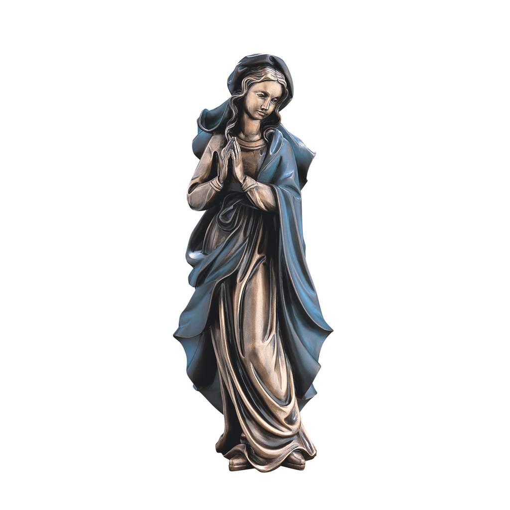 Elegante statua da giardino di una donna in preghiera con lunghi abiti e mantello blu