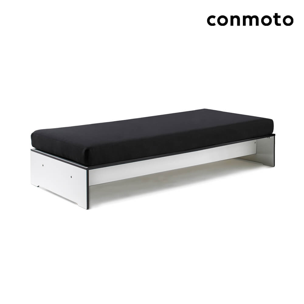 Chilienne blanche simple avec coussin noir, parfaite pour la décoration de jardin exclusive
