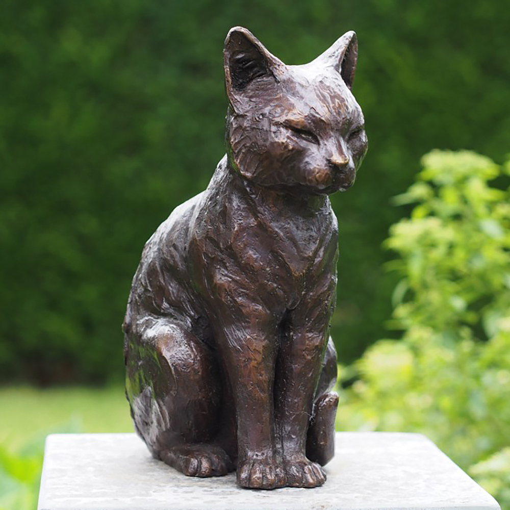 Dettagliata statua in bronzo di un gatto seduto come decorazione da giardino esclusiva