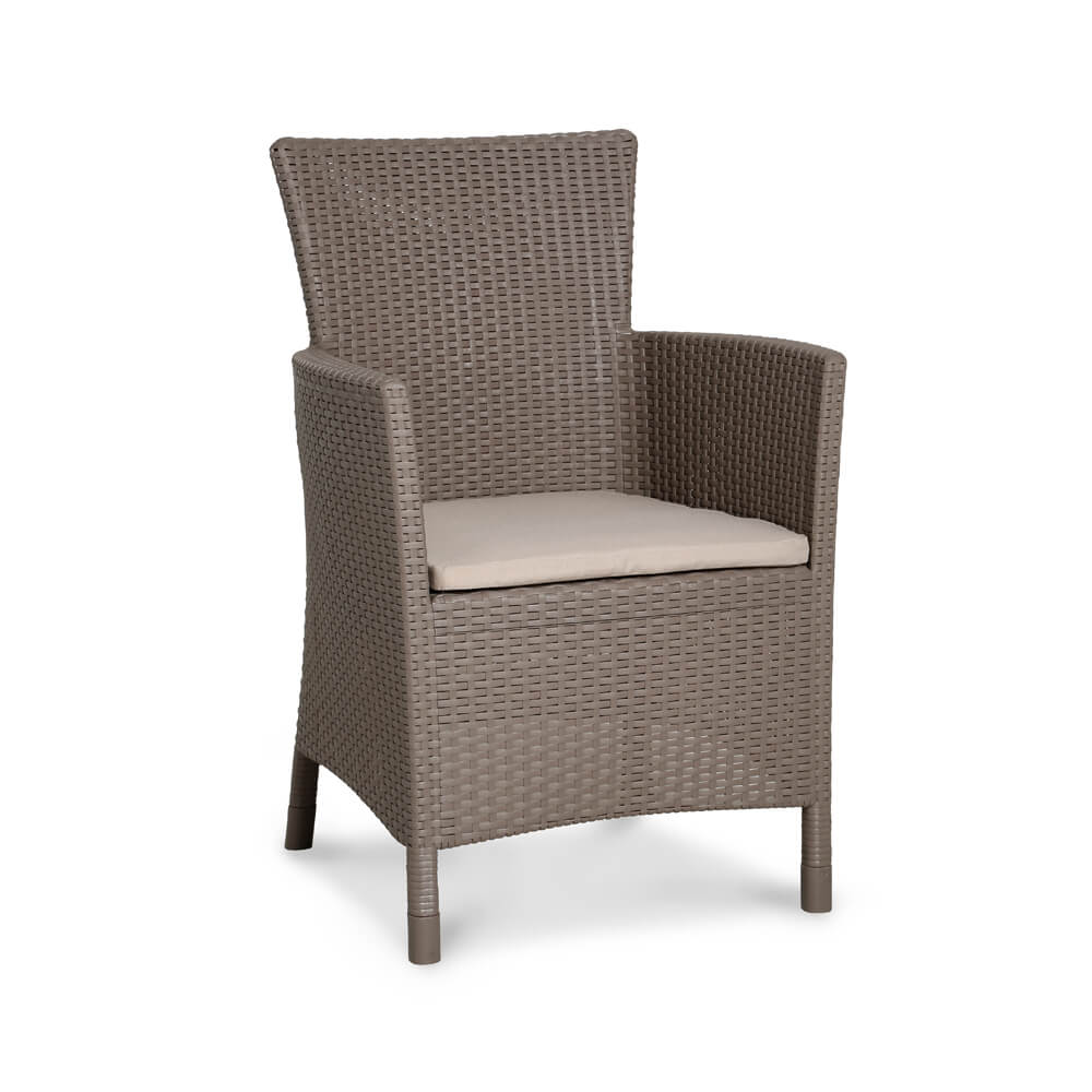 Chaise de jardin confortable en rotin marron avec coussin beige clair