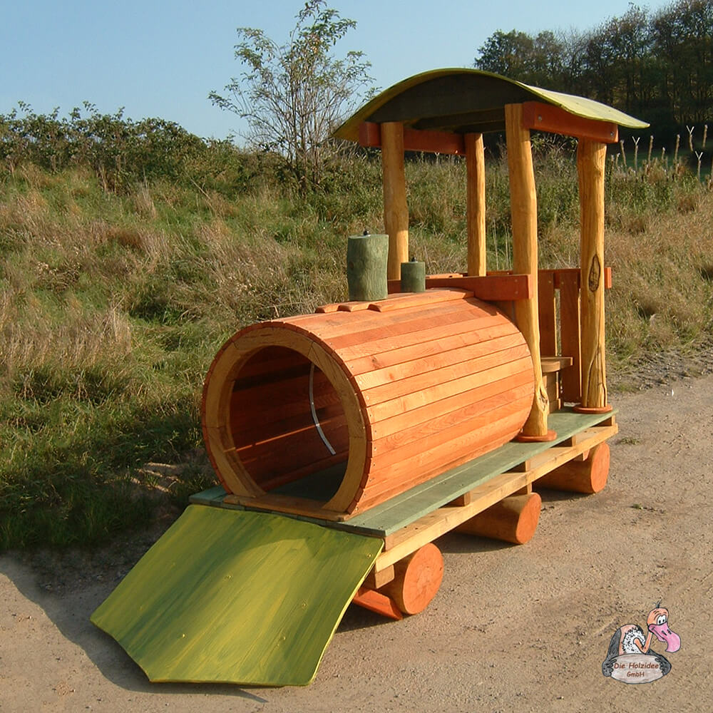 Locomotiva in legno come decorazione giocosa per il giardino su un sentiero all'aperto