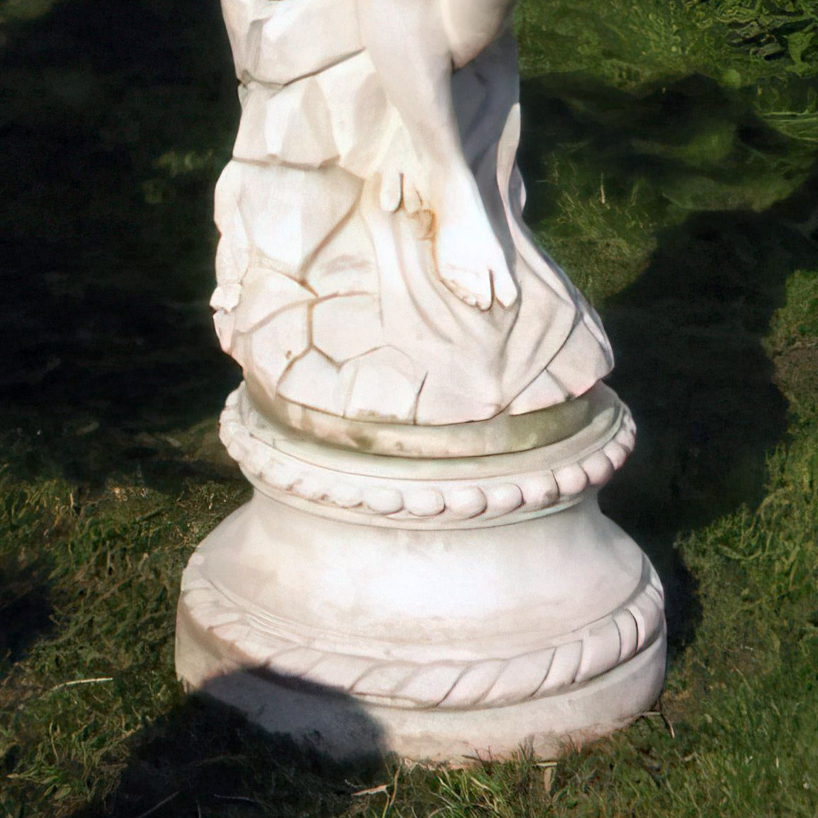 Schlichter Gartensockel aus Steinguss - rund - Elio / Etna