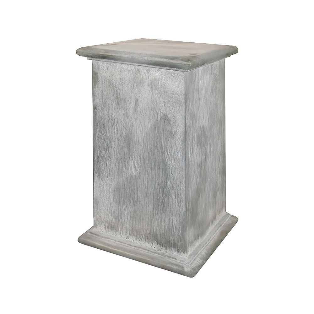 Graue Beton-Gartensäule als dekoratives Element im Garten