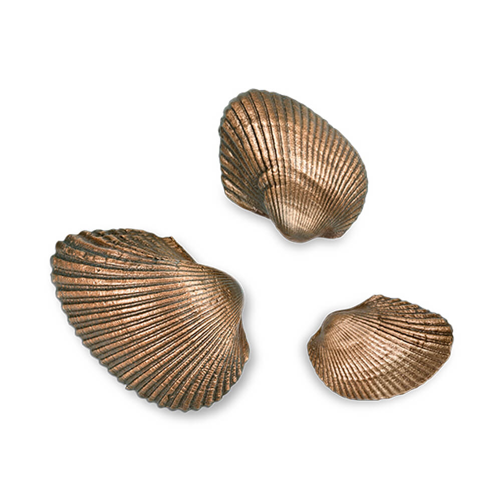 Drei bronzefarbene Muschelfiguren als exklusive Gartendeko