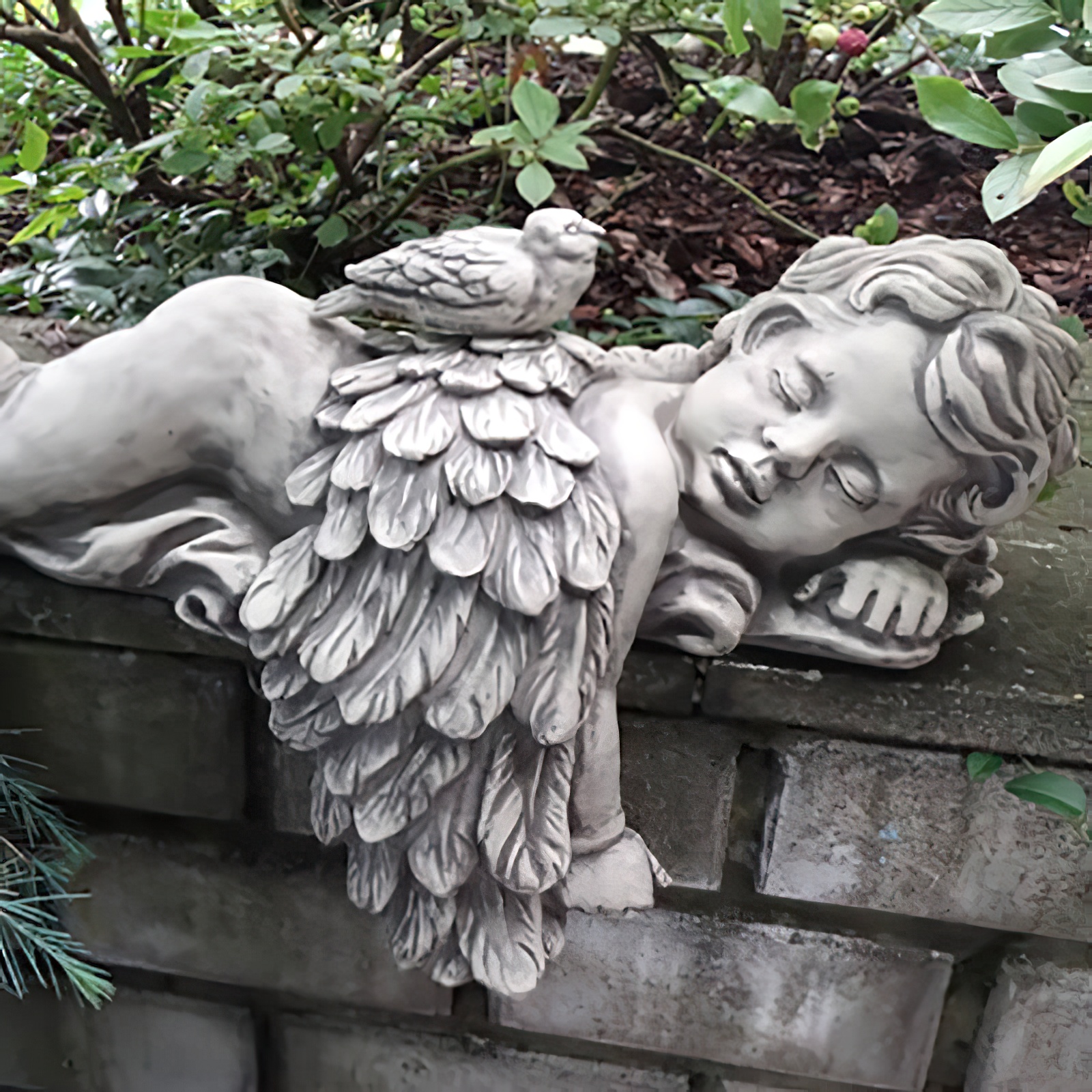 Schlafender Engel aus Stein als Gartendekoration - Angelus Columba