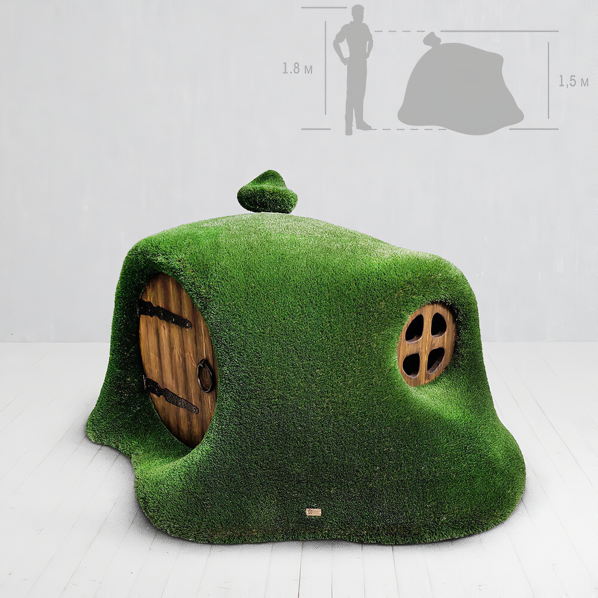 Kleines Gartenhaus mit grüner Gras-Verkleidung und naturbelassenem Holztür- und Fensterrahmen