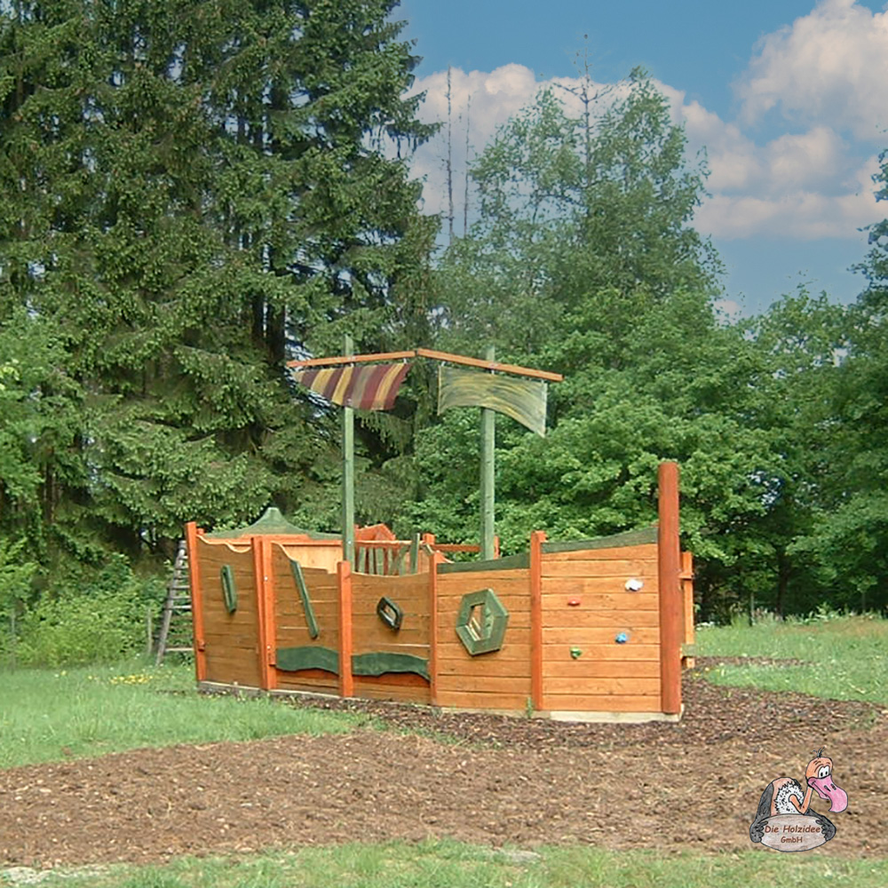 Nave da gioco per bambini in legno con parete da arrampicata e protezione solare nel giardino