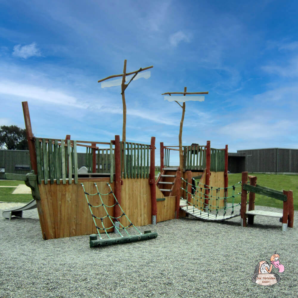 Grande parco giochi in legno con reti per arrampicata e altalene sotto un cielo blu