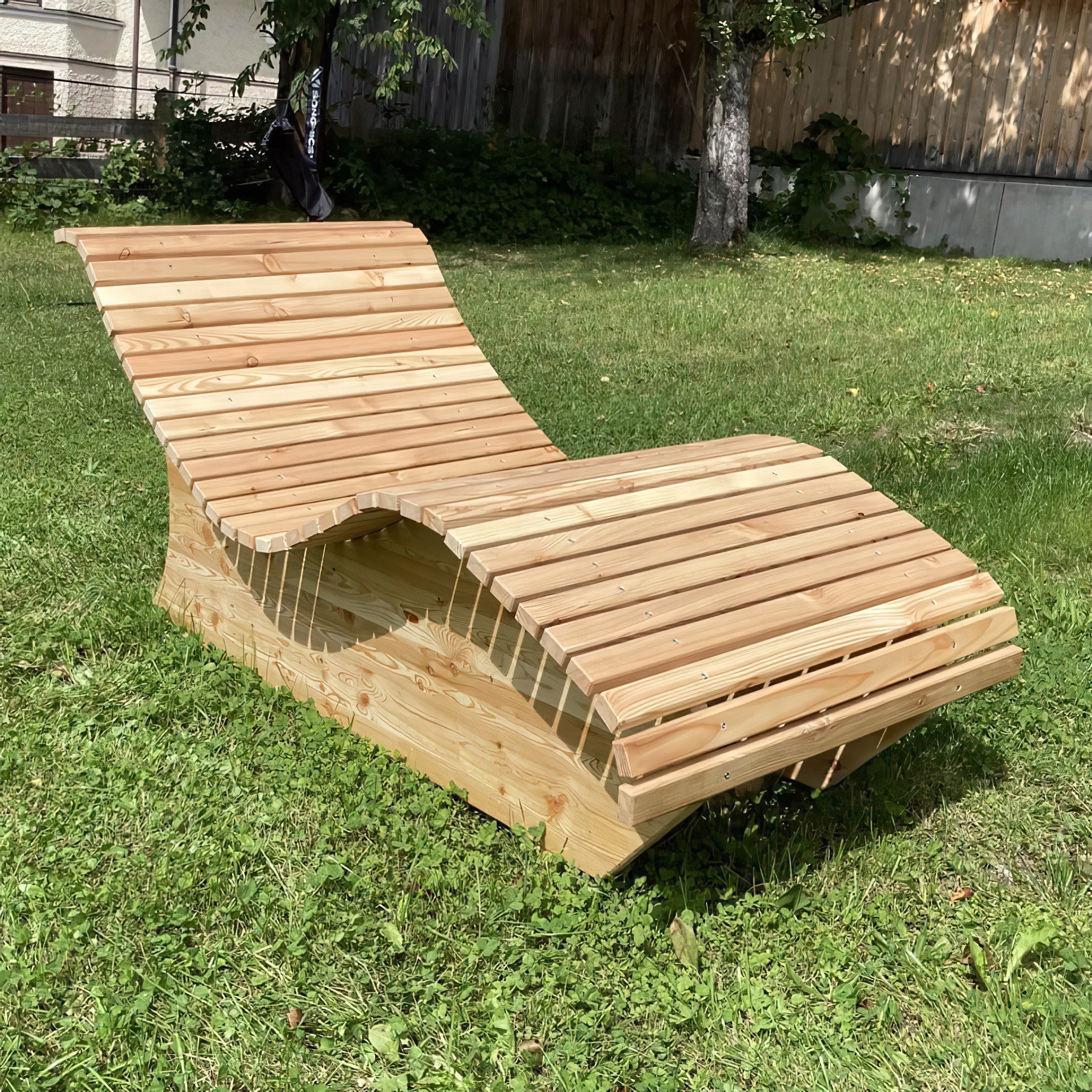 Ergonomische Holzliege für den Garten auf einer Rasenfläche