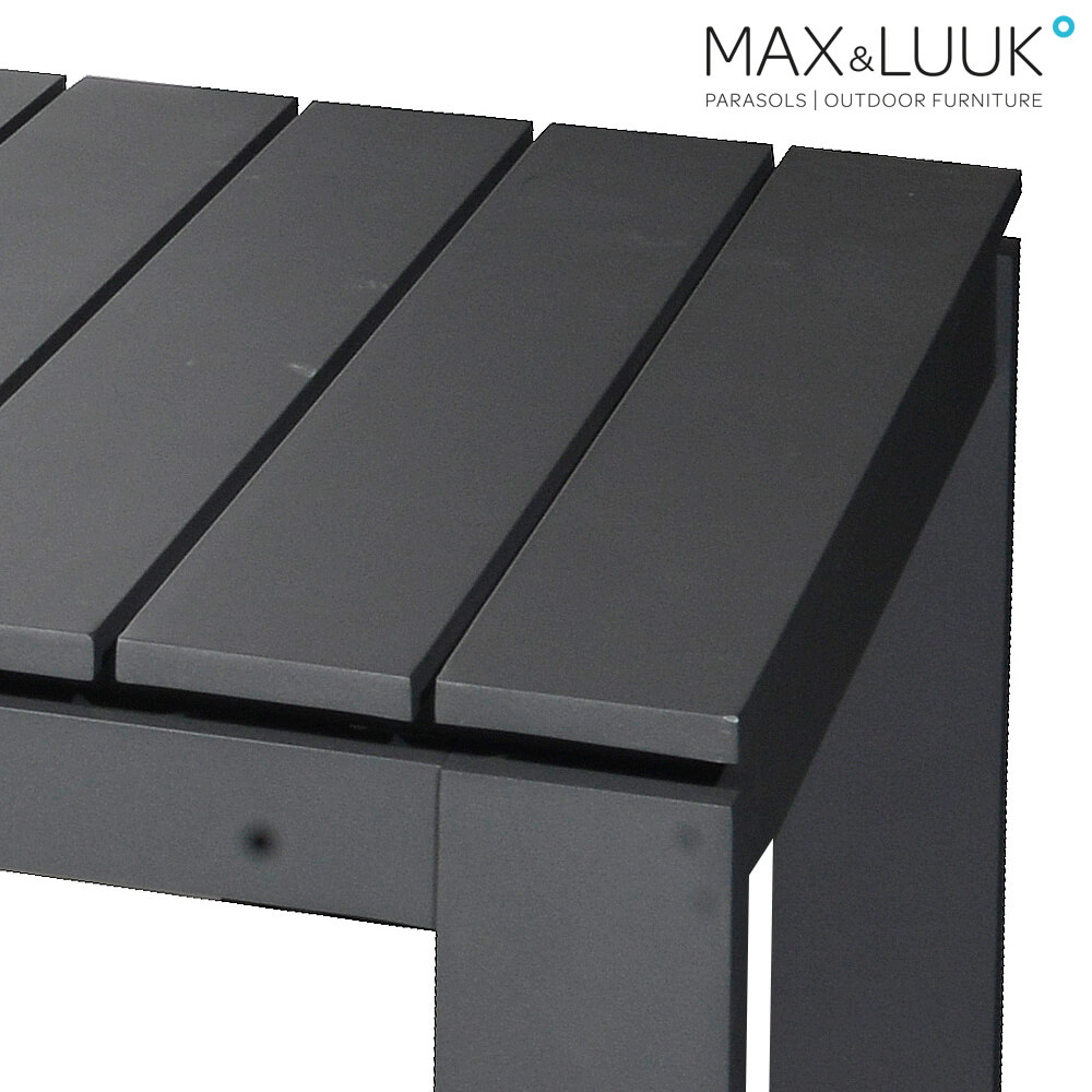 Gros plan sur une table de jardin moderne anthracite avec plateau à lattes