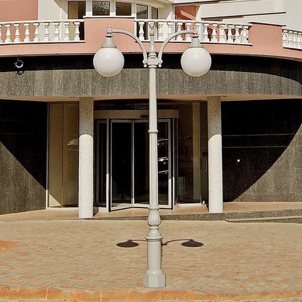 Straßenbeleuchtung - Kandelaber aus Gusseisen mit Kugel-Lampen - Ulfur