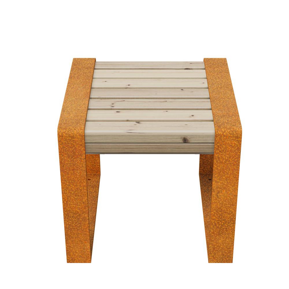 Kleiner Gartentisch mit hellen Holzlatten und rostfarbenen Metallbeinen auf weißem Hintergrund