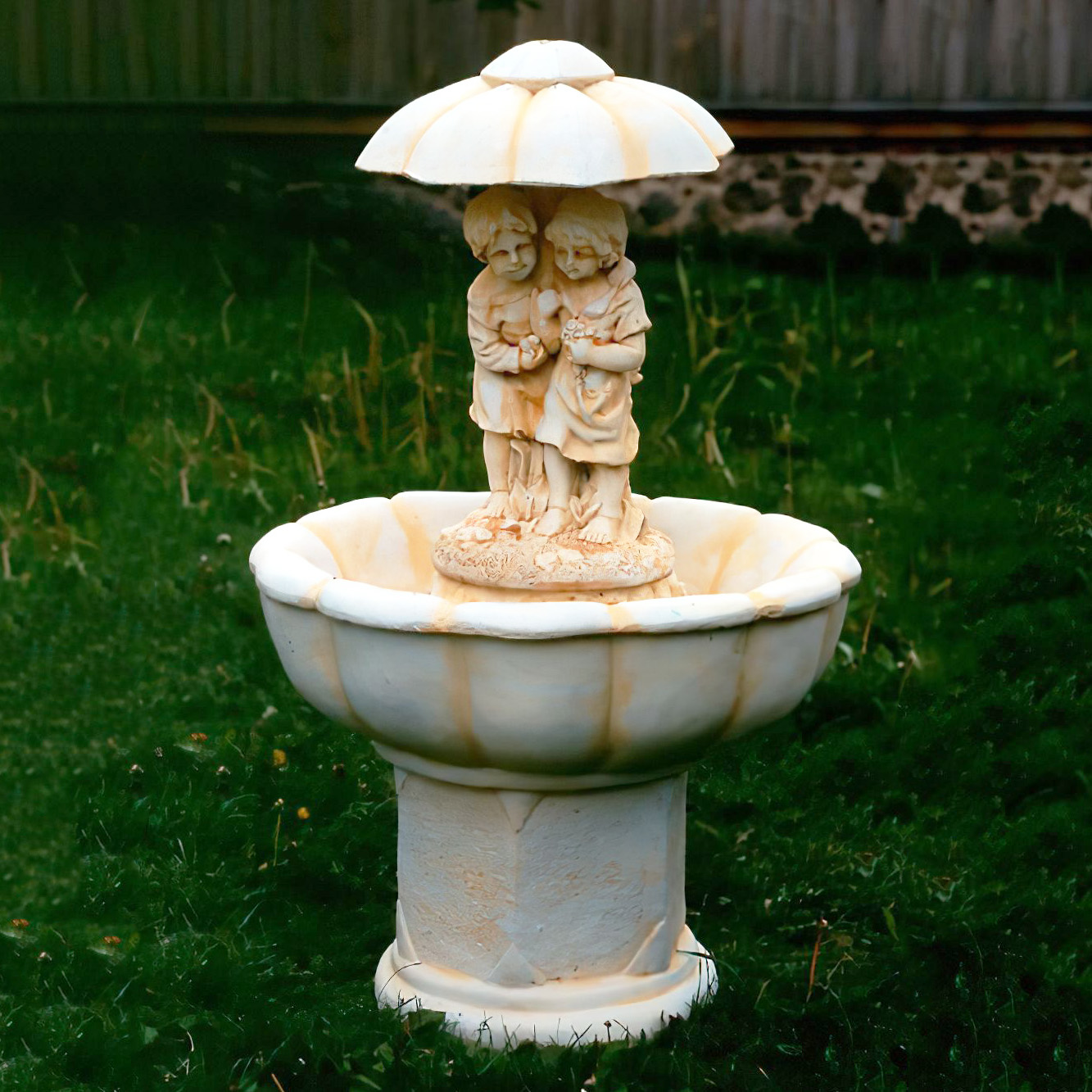 Dekorativer Garten Springbrunnen - Junge & Mädchen mit Regenschirm - Egidio / Etna